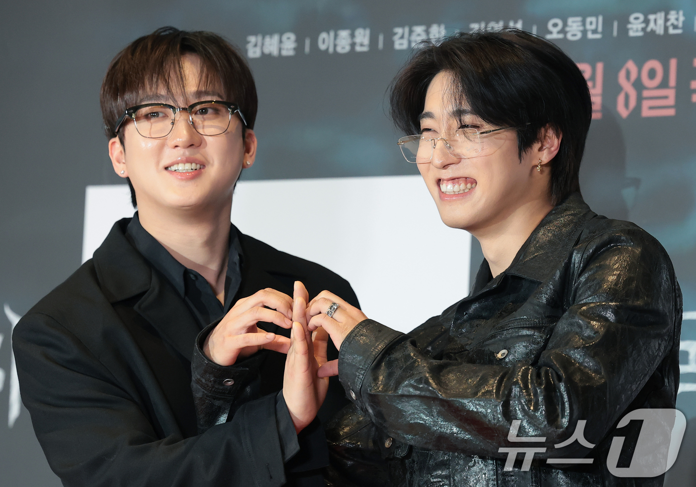 (서울=뉴스1) 권현진 기자 = 스트레이 키즈 창빈과 한(오른쪽)이 30일 서울 송파구 롯데시네마 월드타워점에서 열린 영화 ‘살목지’(감독 이상민) VIP 시사회에 참석해 포즈를 …