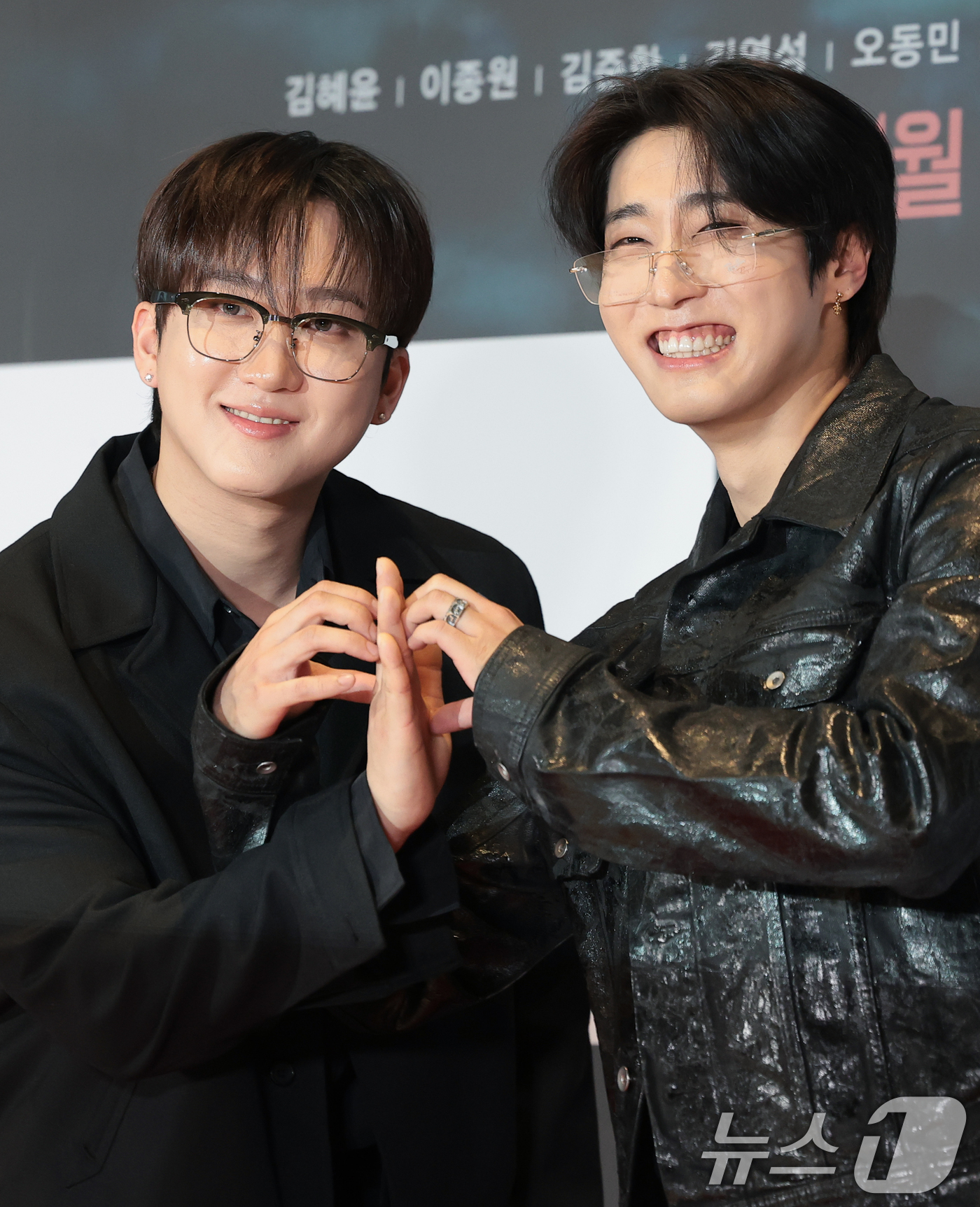 (서울=뉴스1) 권현진 기자 = 스트레이 키즈 창빈과 한(오른쪽)이 30일 서울 송파구 롯데시네마 월드타워점에서 열린 영화 ‘살목지’(감독 이상민) VIP 시사회에 참석해 포즈를 …