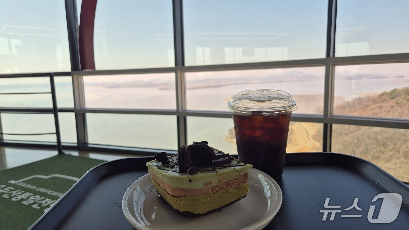 본문 이미지 - 오두산 통일전망대 4층 투썸에서는 창밖으로 북한을 바라보며 커피와 디저트를 즐길 수 있다. 가장 인기 상품이라는 '스초생'이 품절돼 '두아박'(두바이아이스박스)을 주문한 모습. 2026.03.28. ⓒ 뉴스1 임여익 기자