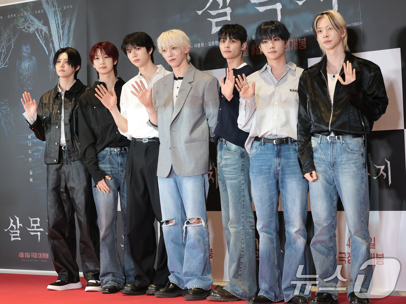 (서울=뉴스1) 권현진 기자 = 앰퍼샌드원이 30일 서울 송파구 롯데시네마 월드타워점에서 열린 영화 ‘살목지’(감독 이상민) VIP 시사회에 참석해 포즈를 취하고 있다.‘살목지’는 …