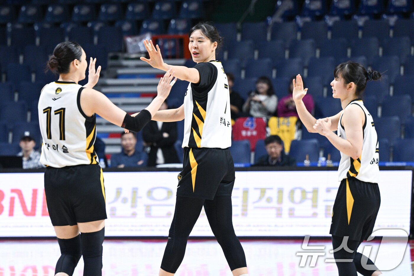 본문 이미지 - 30일 부산 사직체육관에서 열린 2025-2026 여자프로농구(WKBL) 부산 BNK 썸과 청주 KB 스타즈의경기, KB 박지수, 강이슬, 허예은이 하이파이브하고 있다. 이날 열린 정규리그 마지막 경기에서 KB는 BNK를 상대로 94대 69 승리를 거두며 정규리그 1위를 확정지었다. (WKBL 제공. 재판매 및 DB금지) 2026.3.30 ⓒ 뉴스1