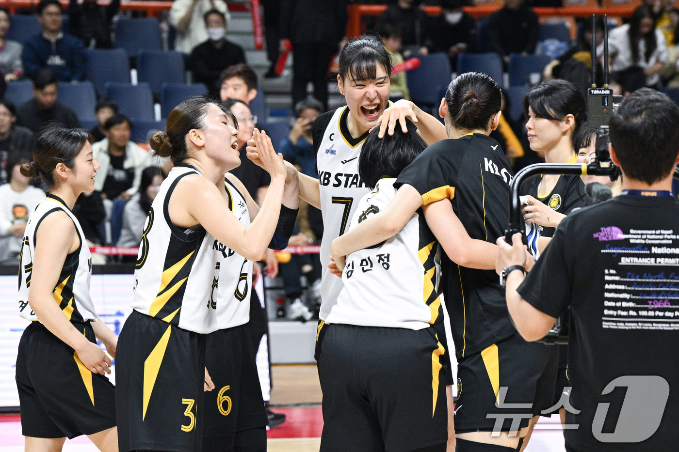 (서울=뉴스1) = 30일 부산 사직체육관에서 열린 2025-2026 여자프로농구(WKBL) 부산 BNK 썸과 청주 KB 스타즈의 경기에서 BNK를 상대로 94대 69 승리를 거둔 …