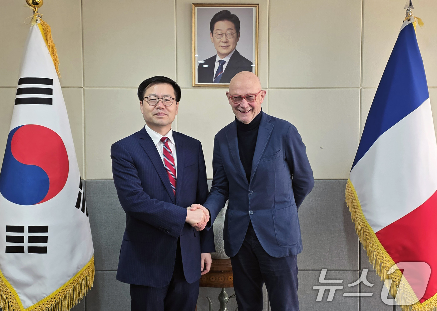 (서울=뉴스1) = 세계무역기구(WTO) 제 14차 각료회의 일정을 마친 여한구 산업통상부 통상교섭본부장이 30일 오전(현지시간) 프랑스 파리의 주프랑스 한국대사관에서 파스칼 라미 …