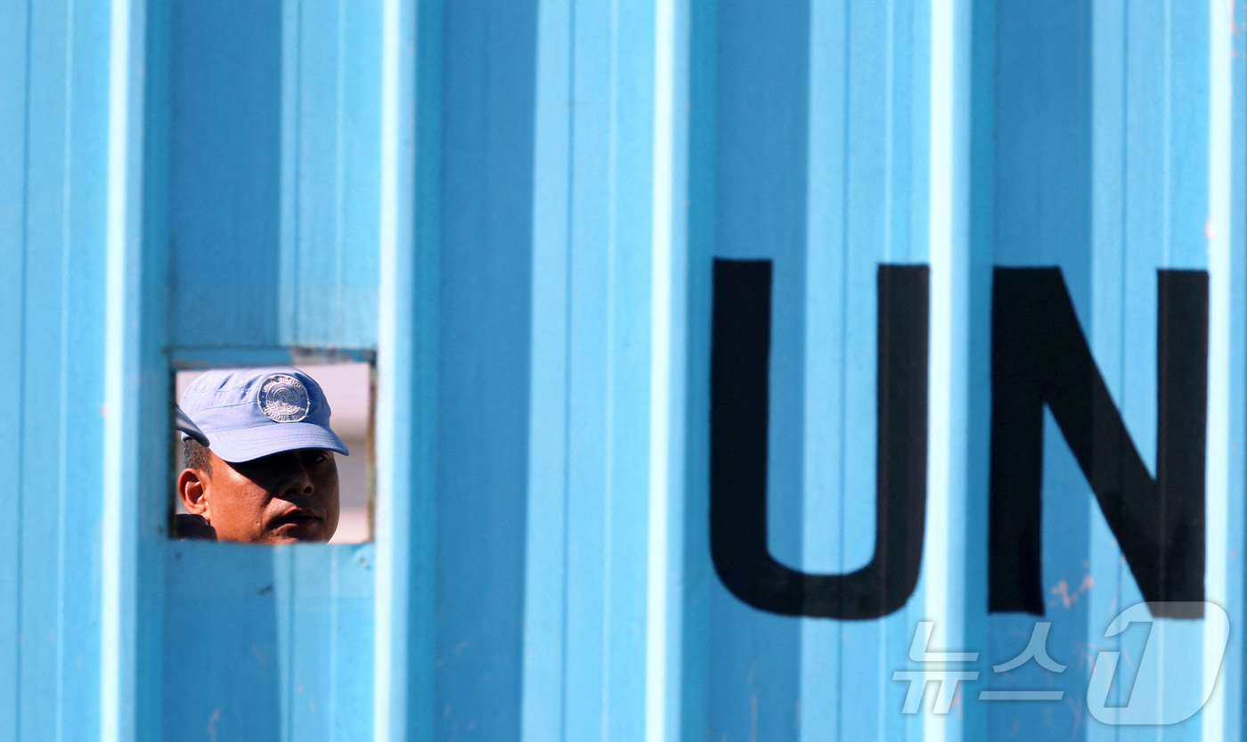 (로이터=뉴스1) 윤다정 기자 = 유엔 레바논 평화유지군(UNIFIL) 대원이 2019년 9월 2일(현지시간) 레바논 남부 이스라엘 국경 인근 후울라 마을에서 틈새로 밖을 내다보고 …