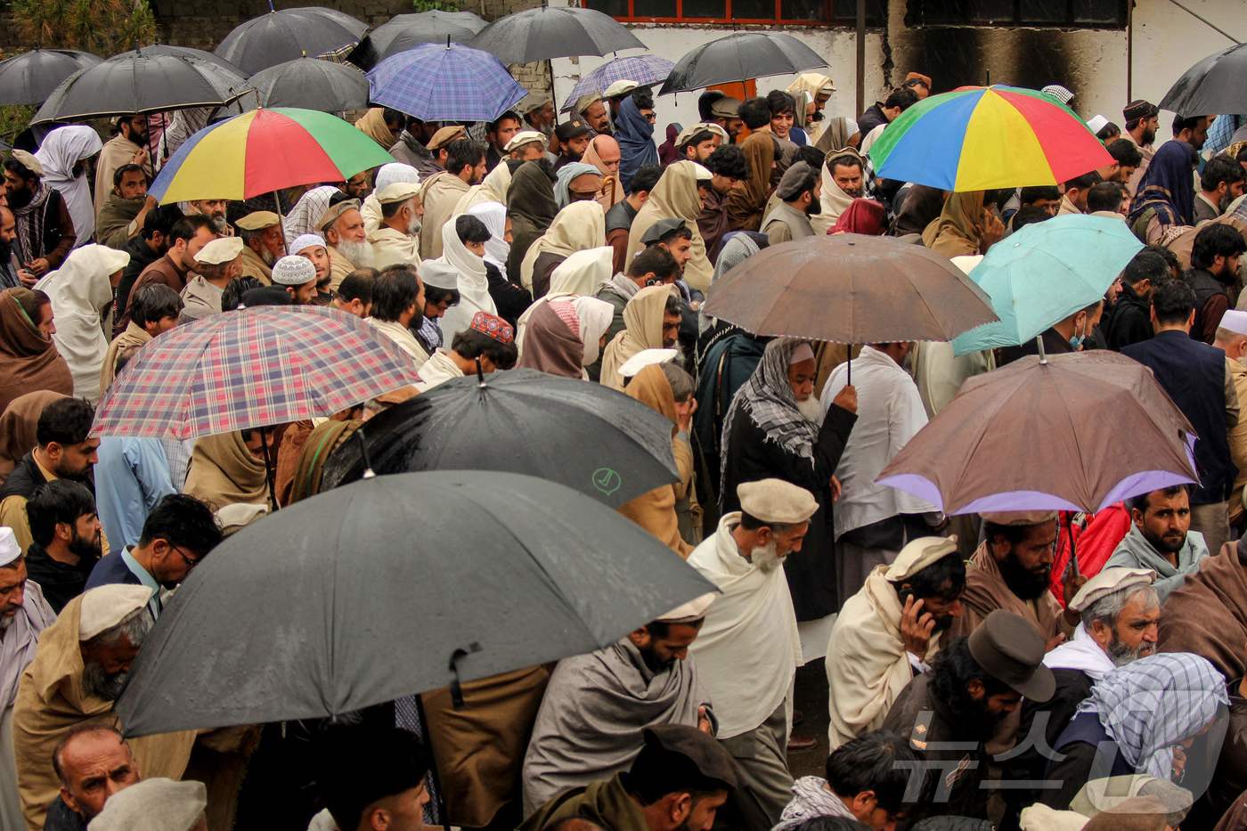 (AFP=뉴스1) 윤다정 기자 = 2026년 3월 30일 아프가니스탄 쿠나르주 아사다바드에서 파키스탄군의 박격포탄에 숨진 희생자를 위해 조문객과 유가족이 장례 기도를 올리고 있다. …