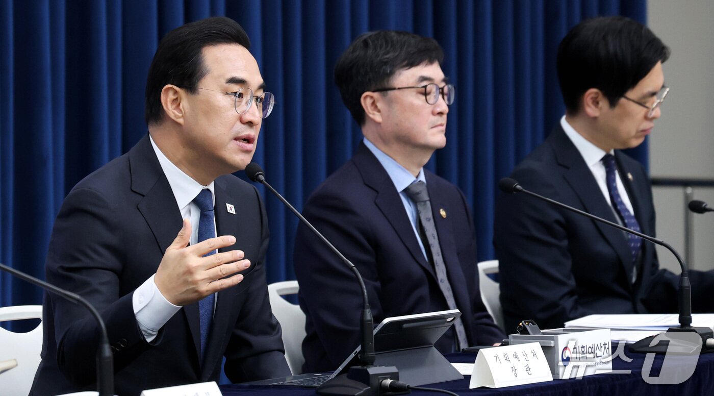 본문 이미지 - 박홍근 기획예산처 장관이 지난 27일 세종시 정부세종청사에서 중동전쟁 위기극복을 위한 2026년 추가경정예산안 내용을 발표하고 있다. 2026.3.31/뉴스1