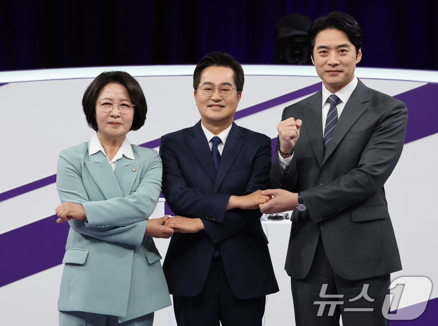 (서울=뉴스1) 국회사진기자단 = 더불어민주당 추미애(왼쪽부터), 김동연, 한준호 경기도지사 경선후보가 30일 서울 마포구 상암동 MBC 신사옥에서 열린 '더불어민주당 경기도지사 …