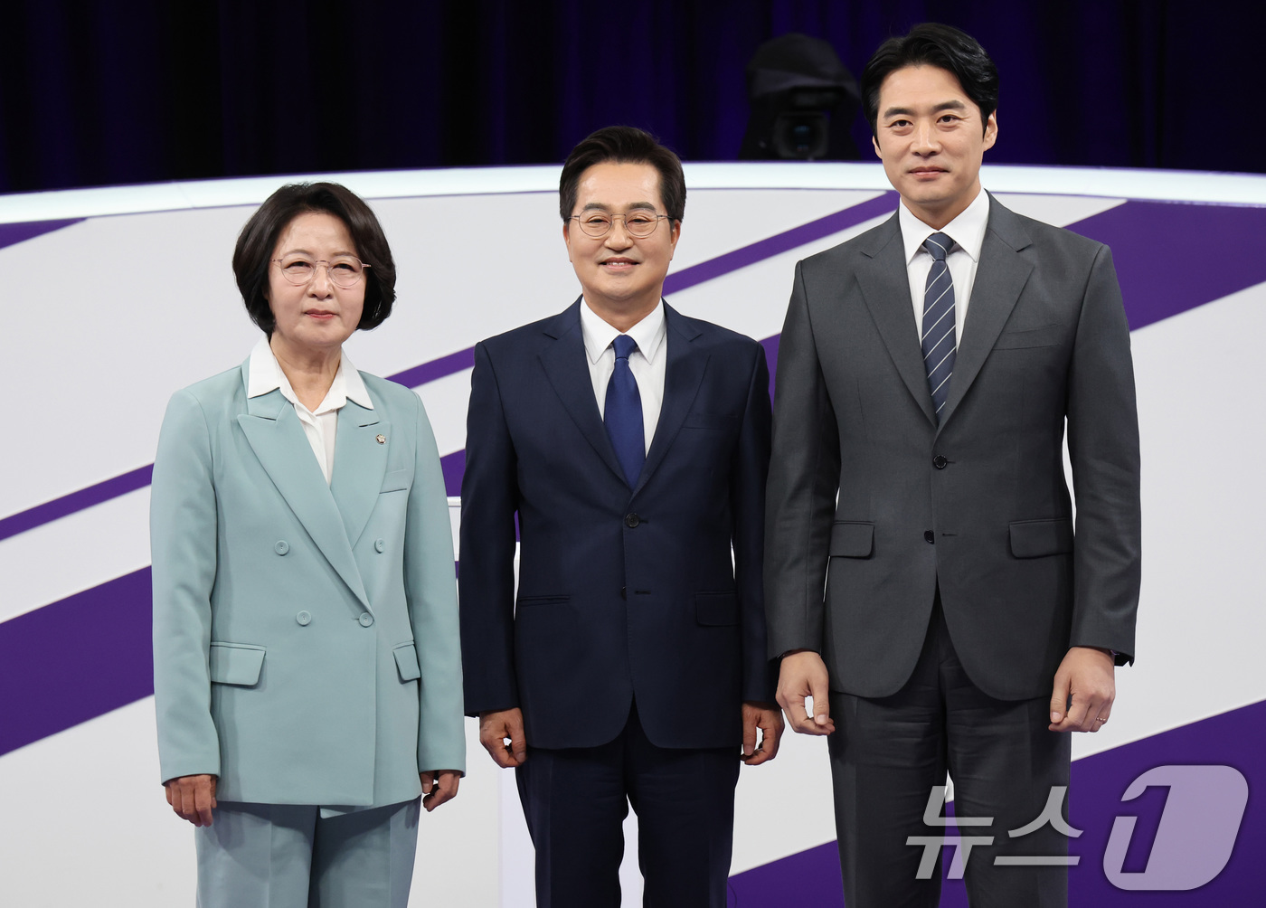 (서울=뉴스1) 국회사진기자단 = 더불어민주당 추미애(왼쪽부터), 김동연, 한준호 경기도지사 경선후보가 30일 서울 마포구 상암동 MBC 신사옥에서 열린 '더불어민주당 경기도지사 …