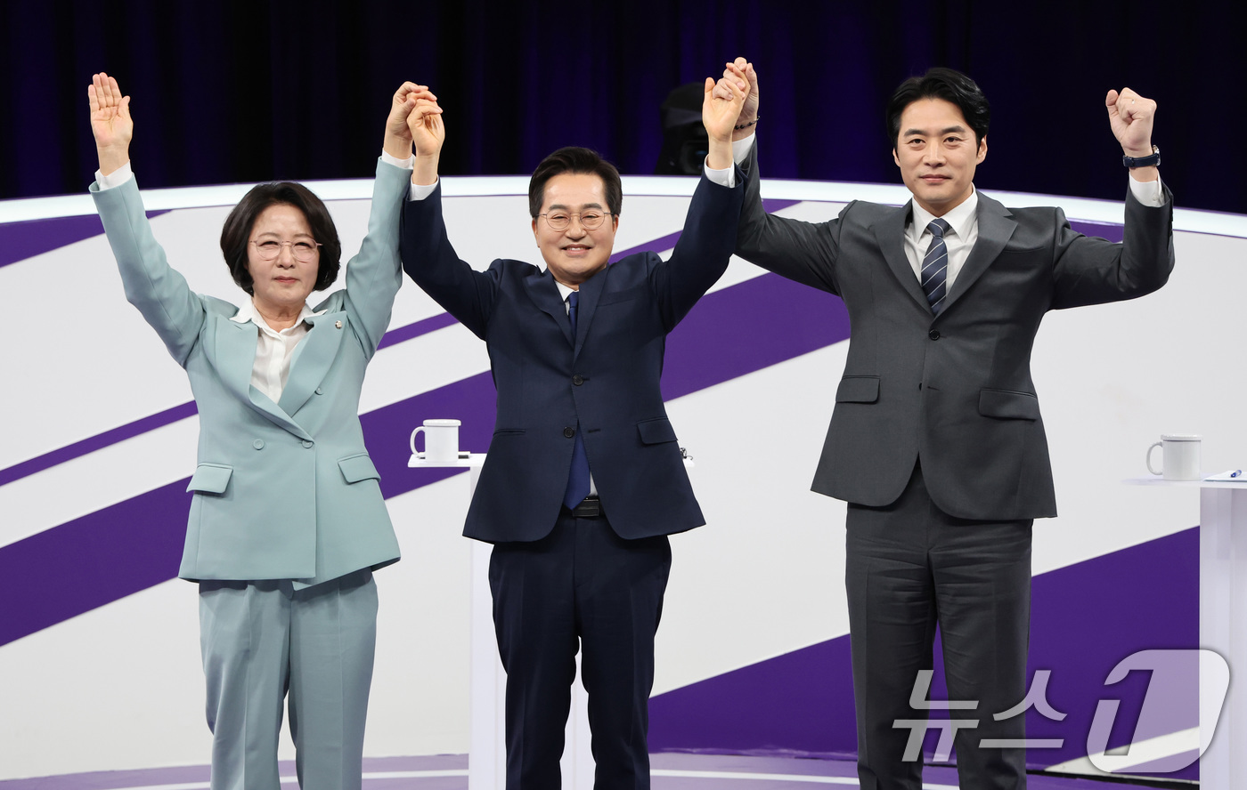 (서울=뉴스1) 국회사진기자단 = 더불어민주당 추미애(왼쪽부터), 김동연, 한준호 경기도지사 경선후보가 30일 서울 마포구 상암동 MBC 신사옥에서 열린 '더불어민주당 경기도지사 …