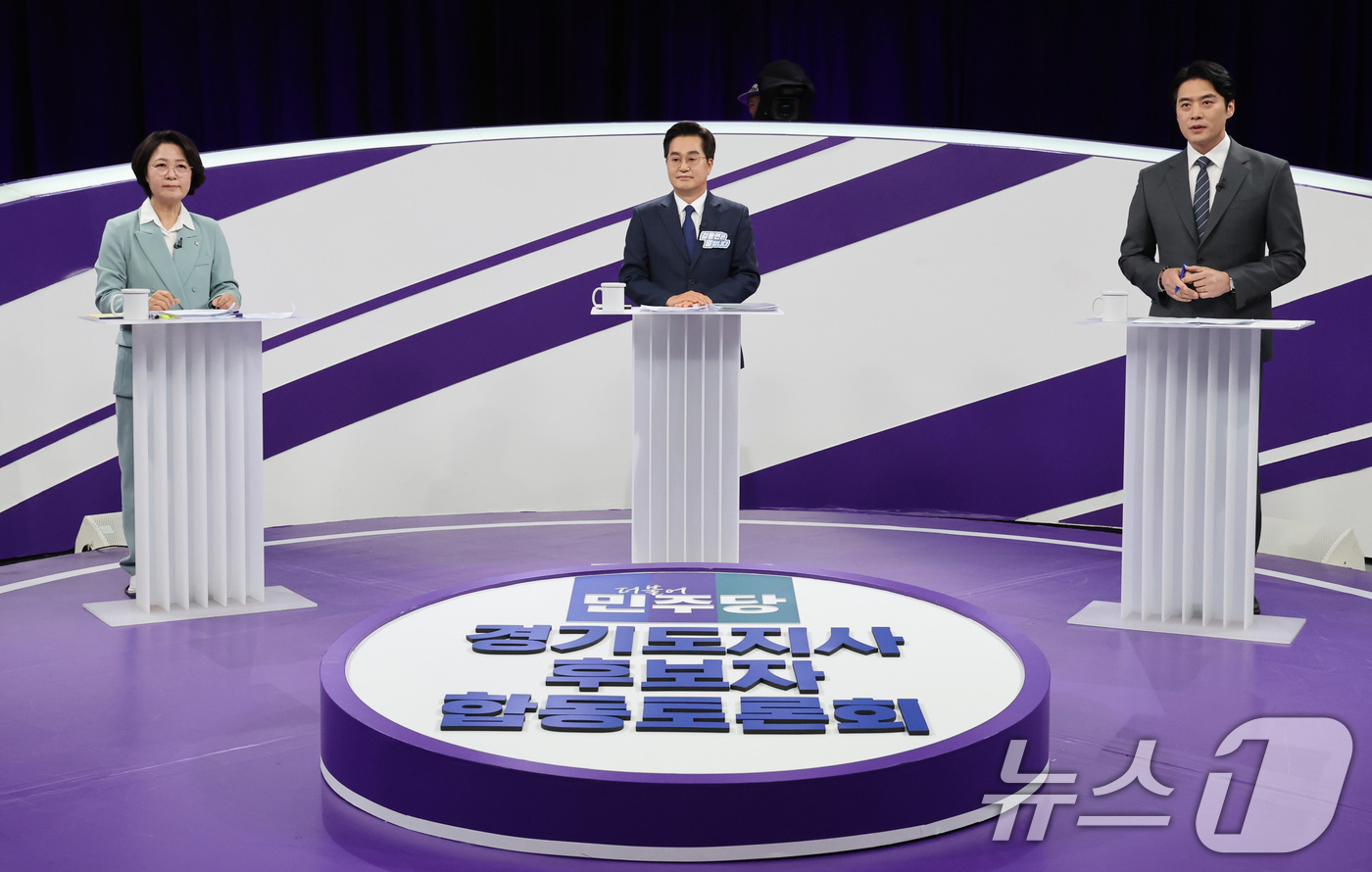 (서울=뉴스1) 국회사진기자단 = 더불어민주당 추미애(왼쪽부터), 김동연, 한준호 경기도지사 경선후보가 30일 서울 마포구 상암동 MBC 신사옥에서 열린 '더불어민주당 경기도지사 …