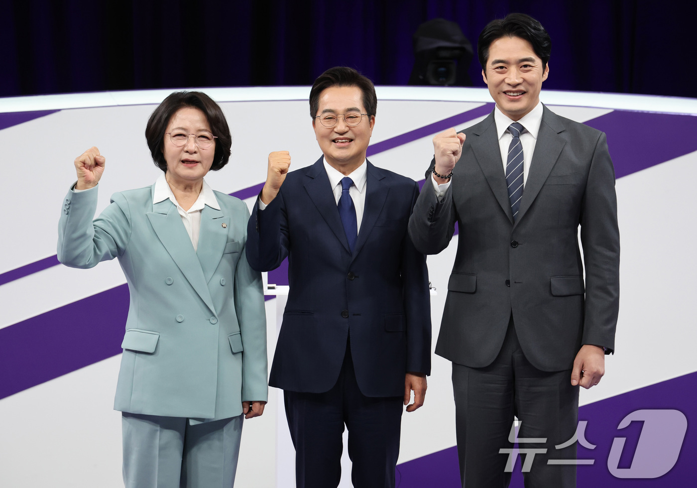 (서울=뉴스1) 국회사진기자단 = 더불어민주당 추미애(왼쪽부터), 김동연, 한준호 경기도지사 경선후보가 30일 서울 마포구 상암동 MBC 신사옥에서 열린 '더불어민주당 경기도지사 …