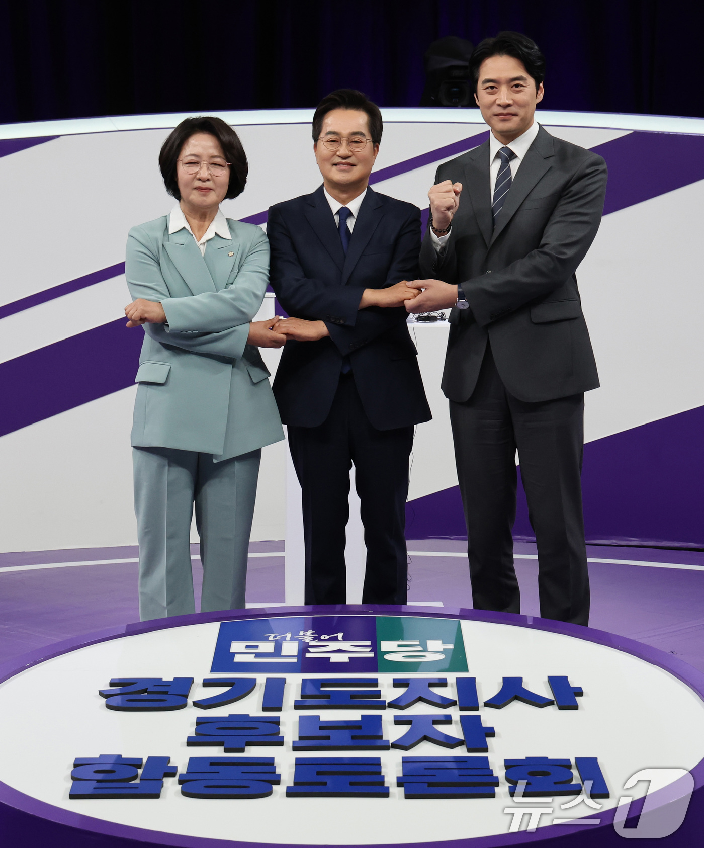 (서울=뉴스1) 국회사진기자단 = 더불어민주당 추미애(왼쪽부터), 김동연, 한준호 경기도지사 경선후보가 30일 서울 마포구 상암동 MBC 신사옥에서 열린 '더불어민주당 경기도지사 …