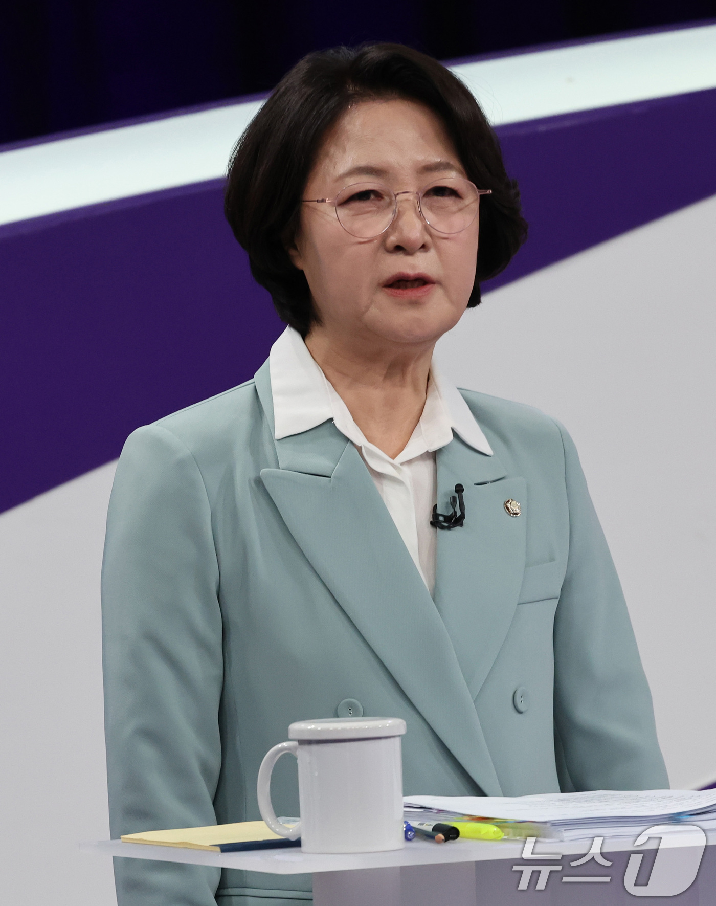 (서울=뉴스1) 국회사진기자단 = 추미애 더불어민주당 경기도지사 경선후보가 30일 서울 마포구 상암동 MBC 신사옥에서 열린 '더불어민주당 경기도지사 후보자 합동토론회'에서 발언하 …