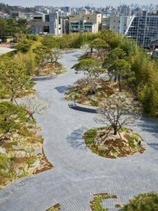 본문 이미지 - <가브리엘 오로즈코 정원>, 2026, 항공 전경 ⓒ가브리엘 오로즈코. 리움미술관 제공, 사진: 정희승 // Gabriel Orozco Garden, 2026, Aerial view of the garden ⓒ Gabriel Orozco. Courtesy of Leeum Museum of Art, Photo: Chung Heeseung