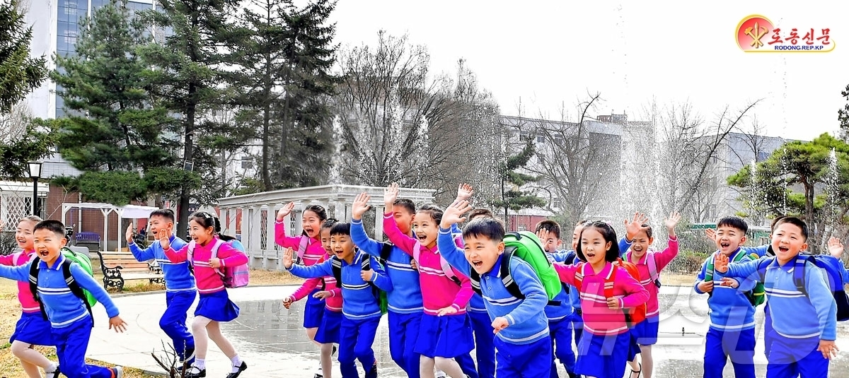 (평양 노동신문=뉴스1) = 노동신문은 31일 "전국의 각급 학교 학생들에게 새 교복과 신발, 가방을 비롯한 학용품이 공급돼 학생들이 기쁨 속에 새 학기를 맞이하고 있다"고 보도했 …