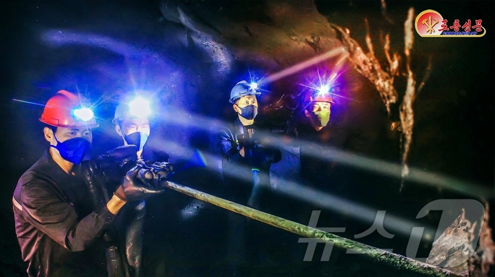 (평양 노동신문=뉴스1) = 북한 노동당 기관지 노동신문은 31일 "각지 탄광들에서 탄부들이 막장 깊은 곳에서 설비를 만가동하며 석탄 증산을 위한 투쟁을 힘있게 벌리고 있다"고 보 …