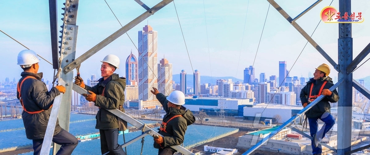 (평양 노동신문=뉴스1) = 북한 노동당 기관지 노동신문은 31일 "수도 평양의 건설장들에서 건설자들이 높은 책임성과 기술을 발휘하며 공사를 힘있게 다그치고 있다"고 보도했다.[국 …