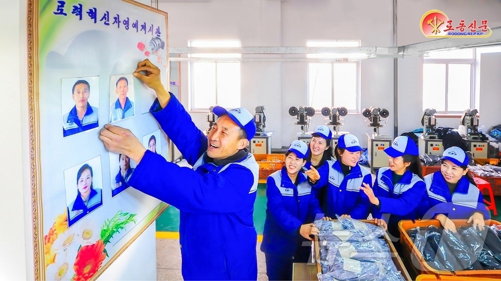 (평양 노동신문=뉴스1) = 북한 노동당 기관지 노동신문은 31일 "만경대혁명적지기념품공장에서 종업원들이 혁신자들을 따라배우기 위한 사업을 벌이며 생산성과를 높이고 있다"고 보도했 …