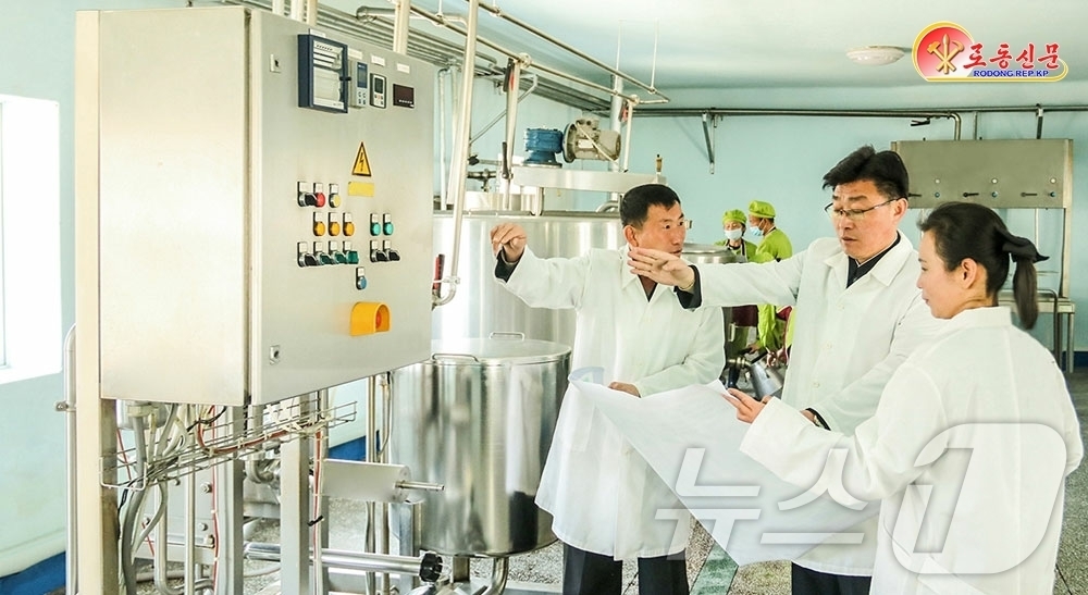 (평양 노동신문=뉴스1) = 북한 노동당 기관지 노동신문은 31일 "강계염소목장에서 기술자들이 설비관리와 공정개선을 통해 제품 질을 높이기 위한 사업을 진행하고 있다"고 보도했다. …