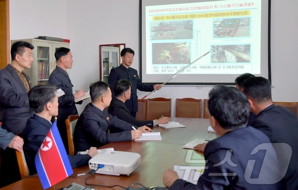 (평양 노동신문=뉴스1) = 북한 노동당 기관지 노동신문은 31일 "각지 연구단위들에서 과학자, 기술자들이 생산현장에서 제기되는 기술적 문제들을 해결하기 위한 연구사업을 진행하고 …