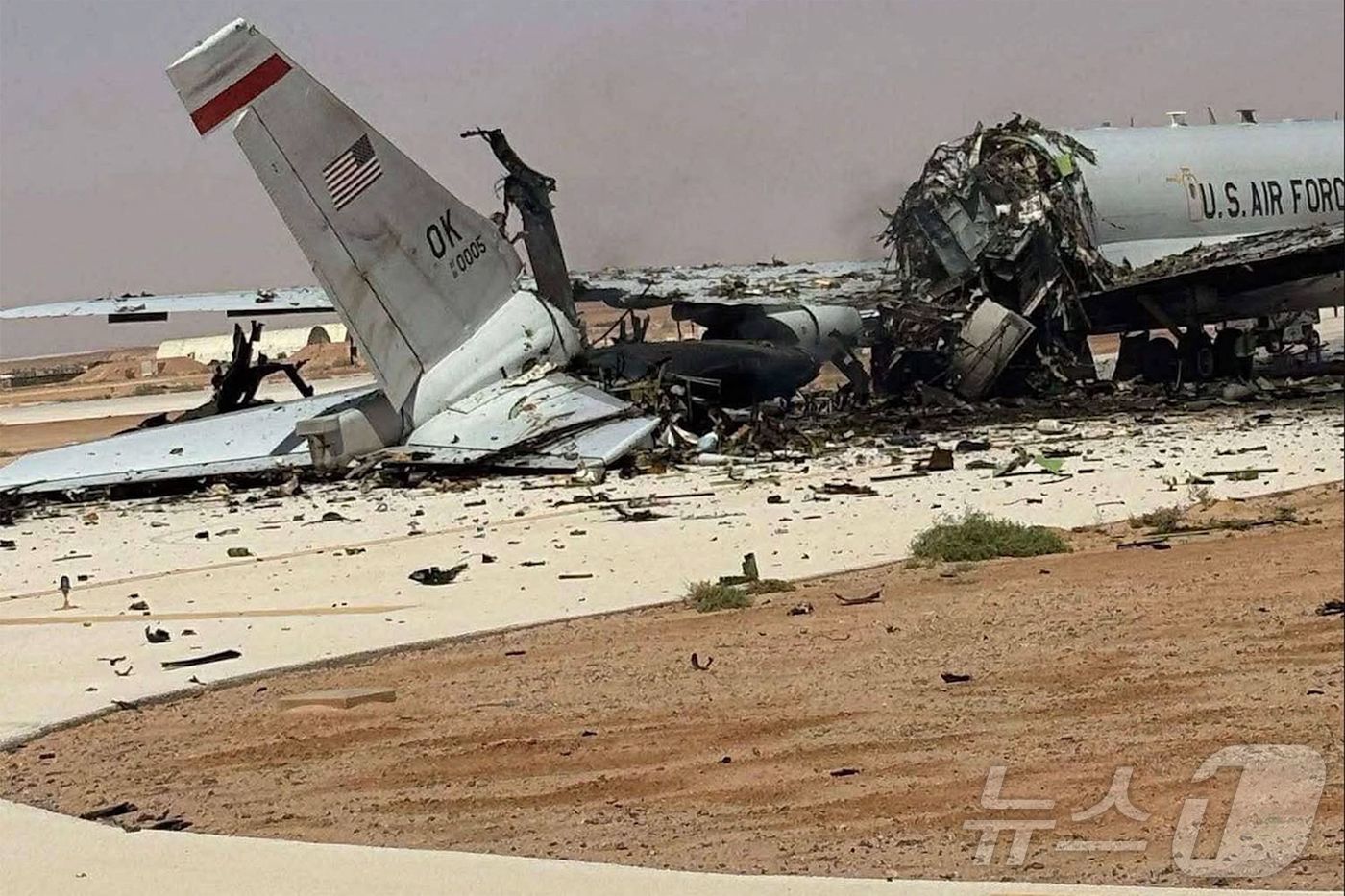 (AFP=뉴스1) 구윤성 기자 = 미 공군 E-3 센트리 조기경보통제기(AWACS)가 29일 사우디아라비아 프린스 술탄 공군기지에서 이란의 드론 공습으로 파괴된 채 방치돼 있다. …