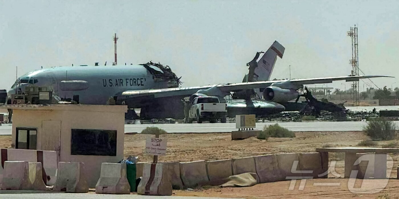 본문 이미지 - 사우디아라비아 프린스 술탄 공군기지에 주기돼 있던 미 공군의 E-3 '센트리' 조기경보통제기가 이란의 공습 이후 파손된 모습을 촬영한 사진이 지난 3월 29일 소셜미디어(SNS)에 게재됐다. ⓒ AFP=뉴스1