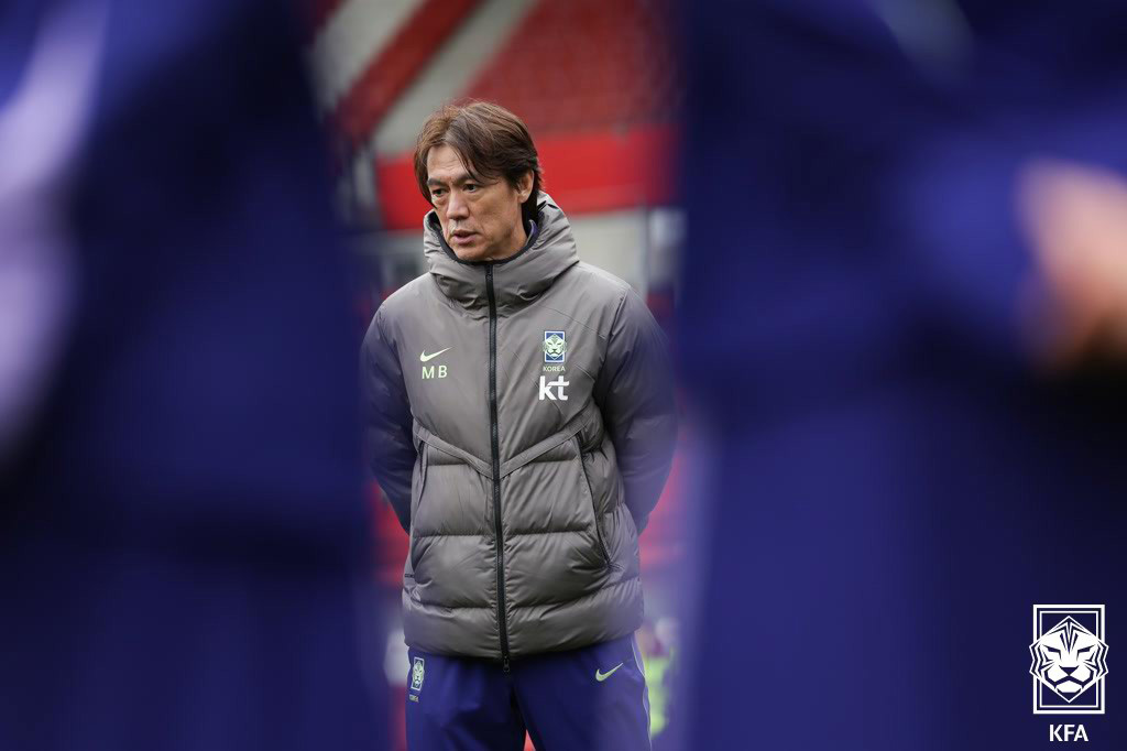 (서울=뉴스1) = 홍명보 대한민국 축구 국가대표팀 감독이 오스트리아전을 하루 앞둔 30일(현지시간) 오스트리아 에른스트 하펠 스타디움에서 열린 공식 훈련에서 선수들을 지도하고 있 …