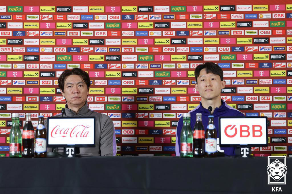 (서울=뉴스1) = 대한민국 축구 국가대표팀 홍명보 감독과 이재성이 오스트리아전을 하루 앞둔 30일(현지시간) 오스트리아 에른스트 하펠 스타디움에서 공식 기자회견을 하고 있다. ( …