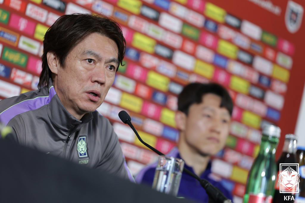 (서울=뉴스1) = 홍명보 대한민국 축구 국가대표팀 감독이 오스트리아전을 하루 앞둔 30일(현지시간) 오스트리아 에른스트 하펠 스타디움에서 공식 기자회견을 하고 있다. (대한축구연 …