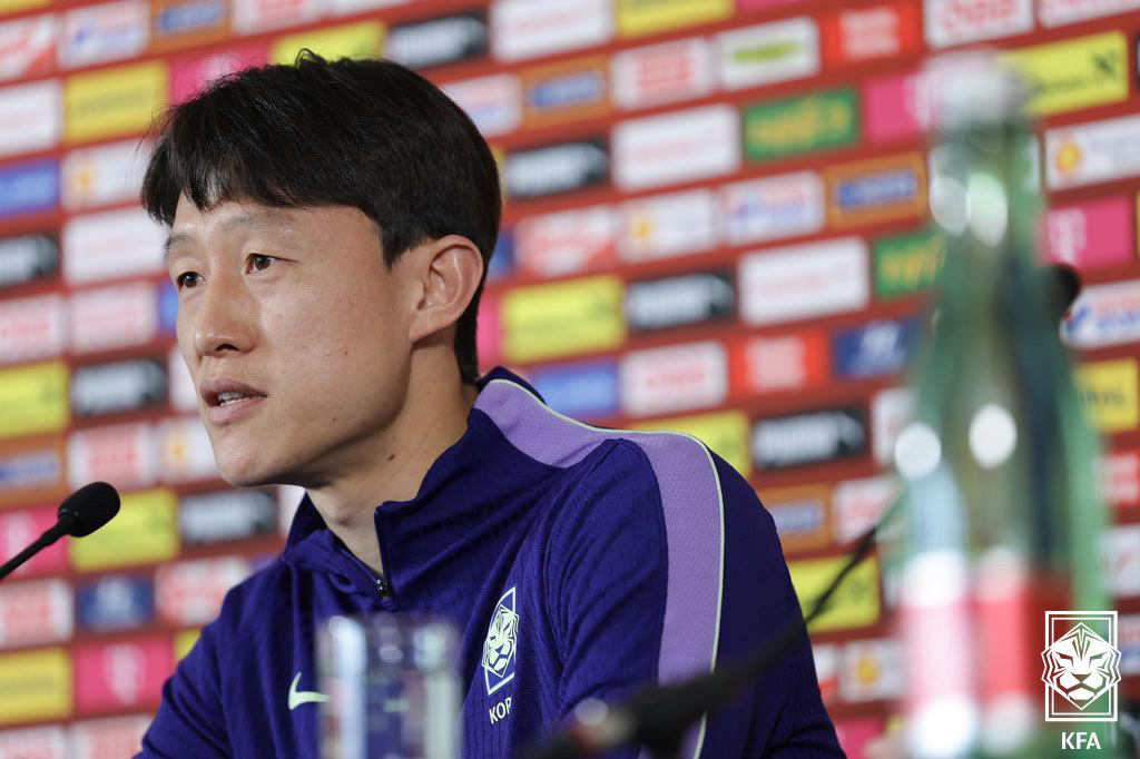 (서울=뉴스1) = 대한민국 축구 국가대표팀 이재성이 오스트리아전을 하루 앞둔 30일(현지시간) 오스트리아 에른스트 하펠 스타디움에서 공식 기자회견을 하고 있다. (대한축구연맹 제 …