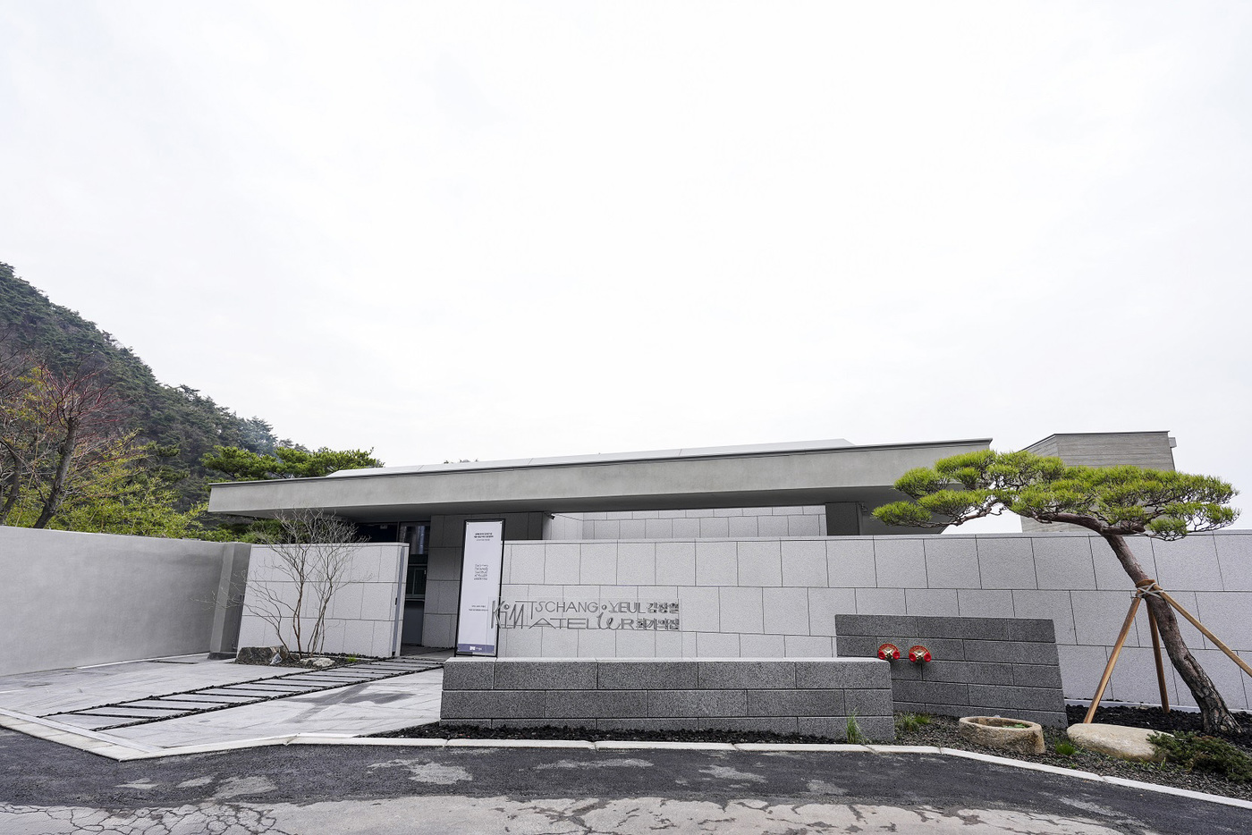 (서울=뉴스1) = 종로구가 세계적인 ‘물방울 화가’ 故 김창열 화백의 평창동 자택을 공공문화예술공간으로 탈바꿈시키고 개관 준비에 나선다고 31일 밝혔다. 자택은 작가가 2021년 …