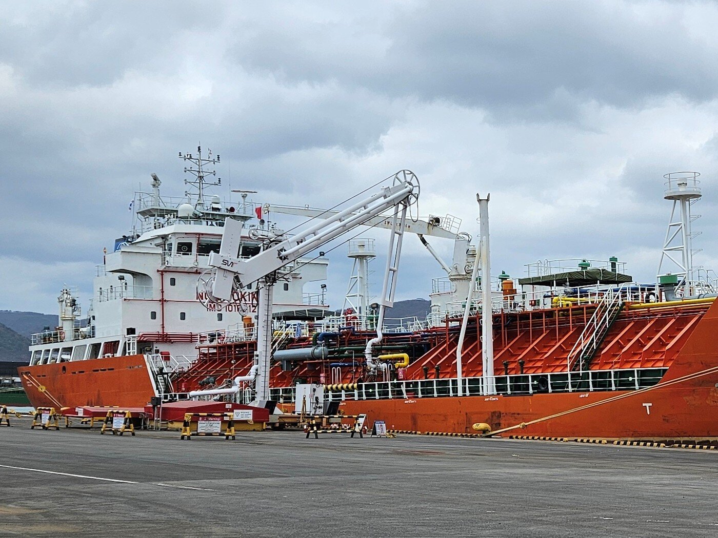 본문 이미지 - 롯데정밀화학이 울산항에서 세계 최초로 그린 암모니아를 수입 · 하역 중인 사진.(롯데그룹 제공)