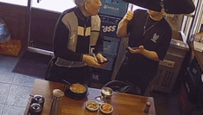 "몇 년 만에 입으셨대요"…국밥집 식사 나눔에 쑥스러워하는 참전용사 [영상]