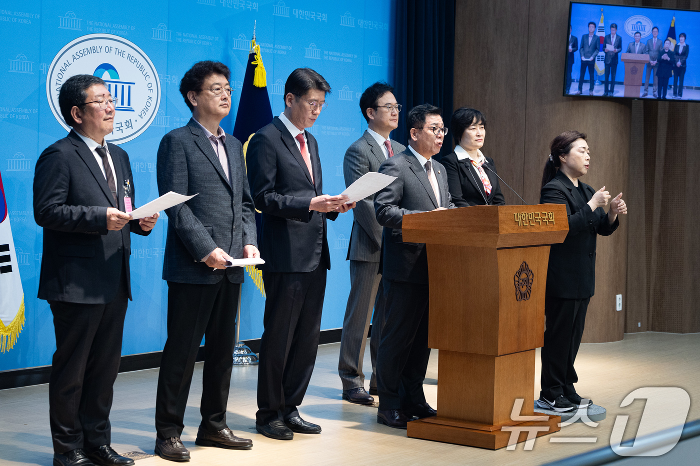 (서울=뉴스1) 유승관 기자 = 이상휘 국민의힘 미디어특별위원장이 31일 서울 여의도 국회 소통관에서 방송미디어통신심의위원회 민원인 사찰 의혹 기자회견을 하고 있다. 2026.3. …