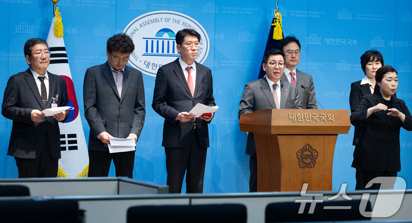 (서울=뉴스1) 유승관 기자 = 이상휘 국민의힘 미디어특별위원장이 31일 서울 여의도 국회 소통관에서 방송미디어통신심의위원회 민원인 사찰 의혹 기자회견을 하고 있다. 2026.3. …