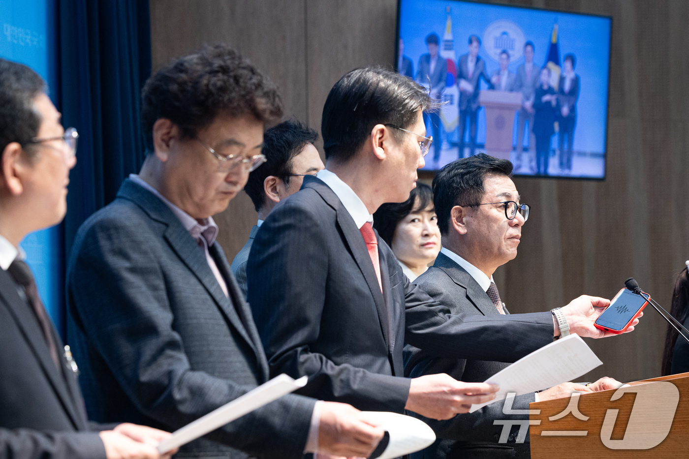 (서울=뉴스1) 유승관 기자 = 이상휘 국민의힘 미디어특별위원장이 31일 서울 여의도 국회 소통관에서 방송미디어통신심의위원회 민원인 사찰 의혹 기자회견 중 민원인 개인정보 유출 의 …