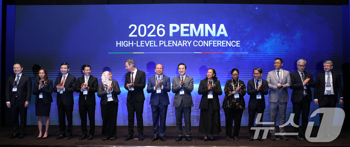 (서울=뉴스1) 김명섭 기자 = 31일 서울 중구 신라호텔에서 열린 아시아-태평양 재정관리협력체(PEMNA) 고위급 총회에서 박홍근 기획예산처 장관 등 참석자들이 기념촬영을 하고 …