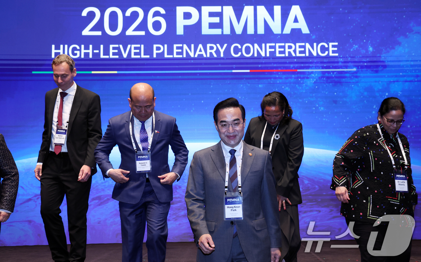 (서울=뉴스1) 김명섭 기자 = 박홍근 기획예산처 장관이 31일 서울 중구 신라호텔에서 열린 아시아-태평양 재정관리협력체(PEMNA) 고위급 총회에서 기념촬영을 마치고 자리로 돌아 …