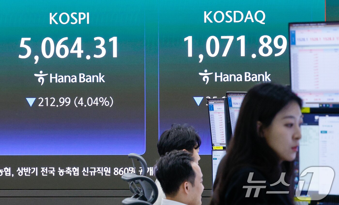 본문 이미지 - 코스피가 4% 넘게 하락한 31일 오전 서울 중구 하나은행 본점 딜링룸 전광판에 코스피, 코스닥, 환율이 나오고 있다. 2026.3.31 ⓒ 뉴스1 안은나 기자