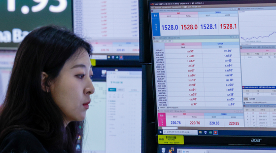 전쟁 장기화에 경기 둔화 우려…달러·원 1528원까지 치솟아