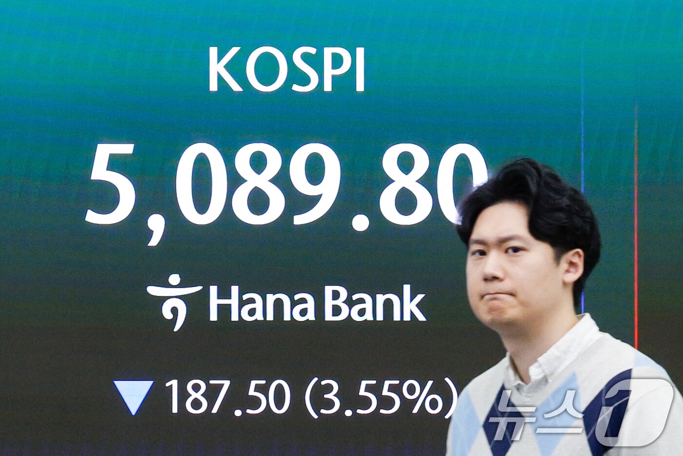 본문 이미지 - 장중 코스피가 4% 넘게 하락하고 달러·원 환율이 1525원을 넘어선 31일 오전 서울 중구 하나은행 본점 딜링룸 전광판에 코스피지수가 나오고 있다. 2026.3.31 ⓒ 뉴스1 안은나 기자