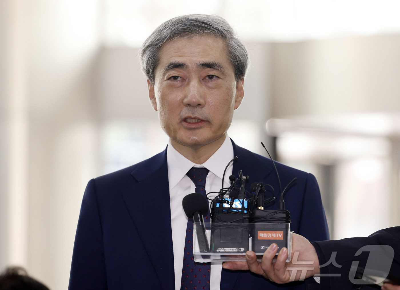 (서울=뉴스1) 박정호 기자 = 신현송 한국은행 총재 후보자가 31일 오전 서울시 중구 세종대로 한화금융플라자에 마련된 청문회 준비 사무실로 출근하며 취재진의 질문에 답하고 있다. …