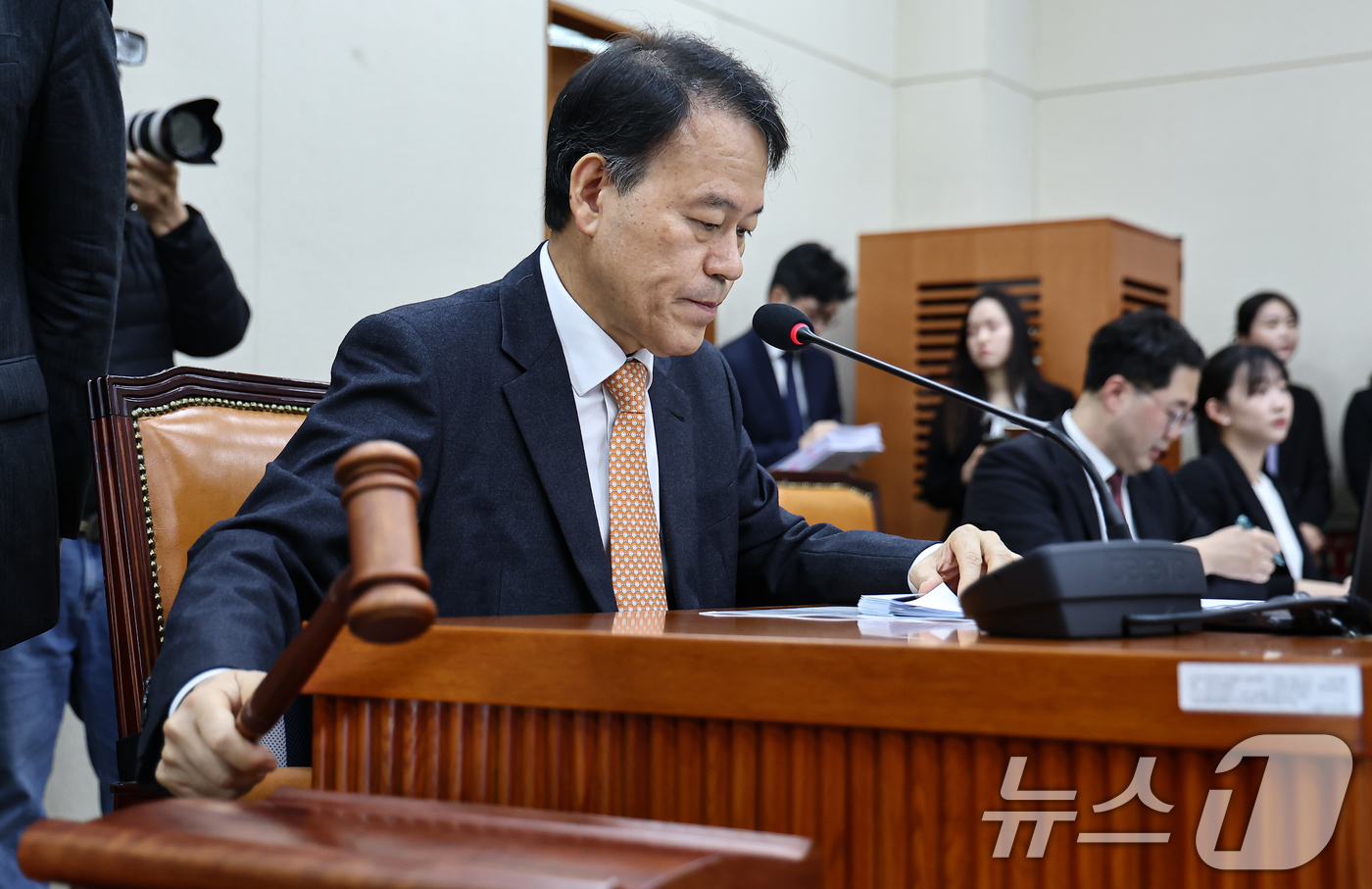 (서울=뉴스1) 김도우 기자 = 31일 서울 여의도 국회에서 열린 제433회 국회(임시회) 정무위원회 전체회의에서 윤한홍 위원장이 의사봉을 두드리고 있다. 2026.3.31/뉴스1 …