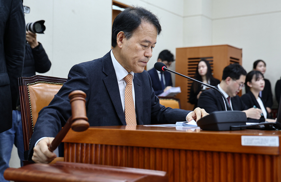 의사봉 두드리는 윤한홍 위원장