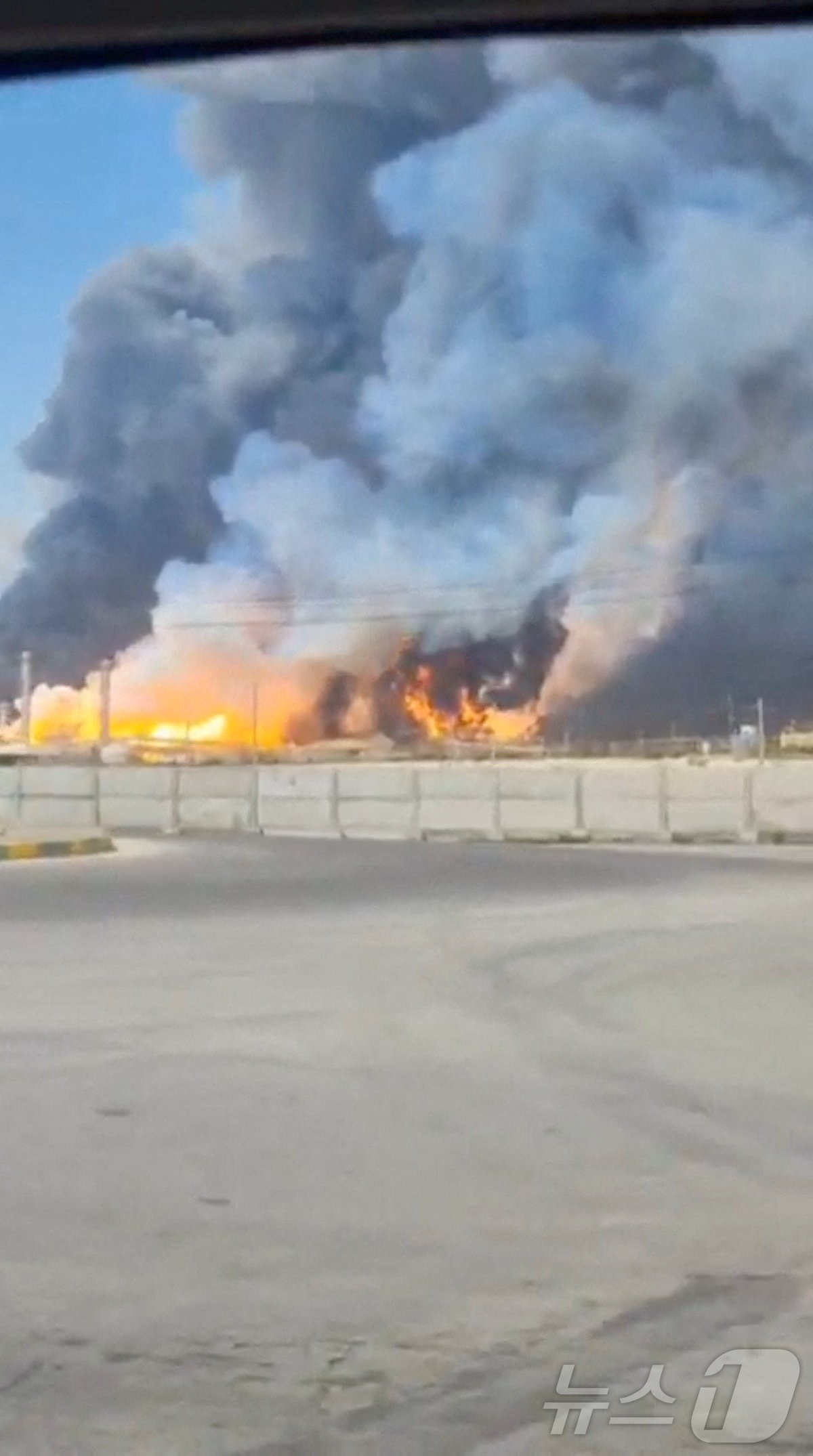 (부셰르 로이터=뉴스1) 이창규 기자 = 18일(현지시간) 이스라엘의 공격을 받은 이란 남부 사우스파르스 가스전에서 연기와 불길이 치솟고 있다. 2026.3.18./뉴스1ⓒ 로이터 …