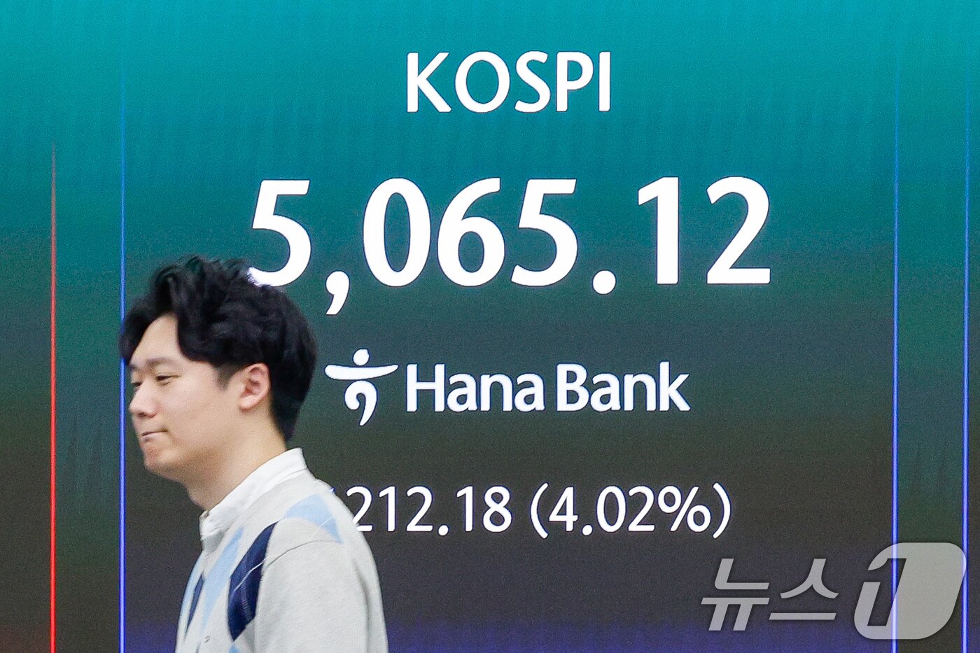본문 이미지 - 장중 코스피가 4% 넘게 하락한 31일 오전 서울 중구 하나은행 본점 딜링룸 전광판에 코스피지수가 나오고 있다. 2026.3.31 ⓒ 뉴스1 안은나 기자