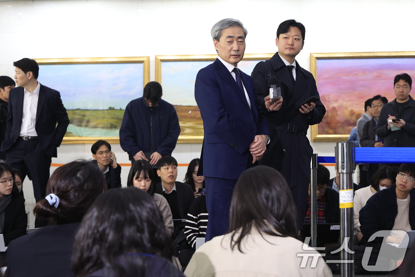 본문 이미지 - 신현송 한국은행 총재 후보자가 31일 오전 서울시 중구 세종대로 한화금융플라자에 마련된 청문회 준비 사무실로 출근하며 취재진의 질문에 답하고 있다. 2026.3.31 ⓒ 뉴스1 박정호 기자