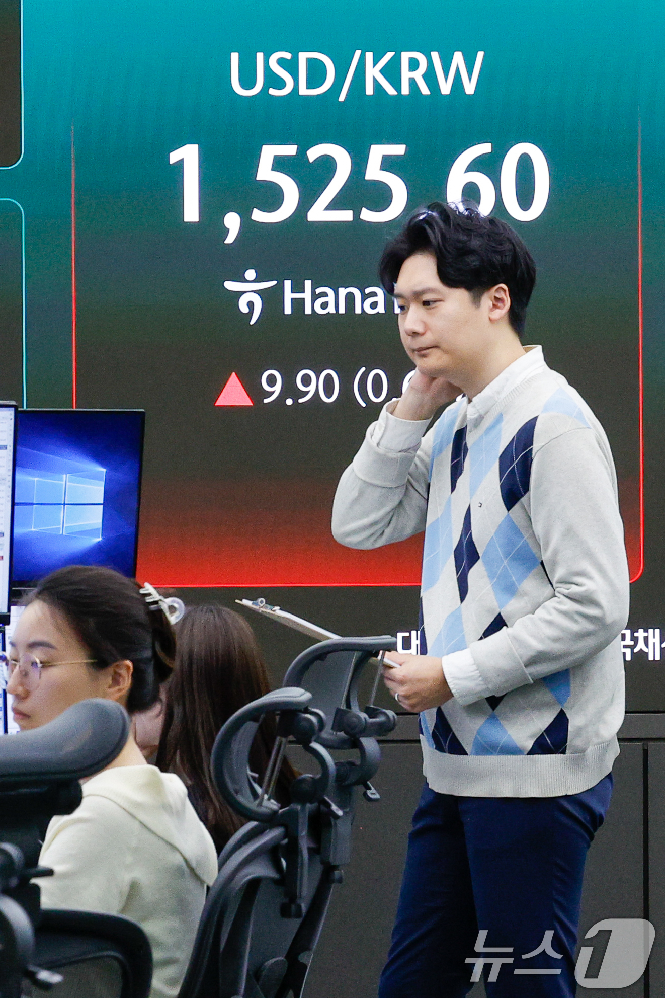 (서울=뉴스1) 안은나 기자 = 장중 코스피가 5100선 아래로 떨어지고 달러·원 환율이 장중 1525원을 넘어선 31일 오전 서울 중구 하나은행 본점 딜링룸 전광판에 코스피, 코 …