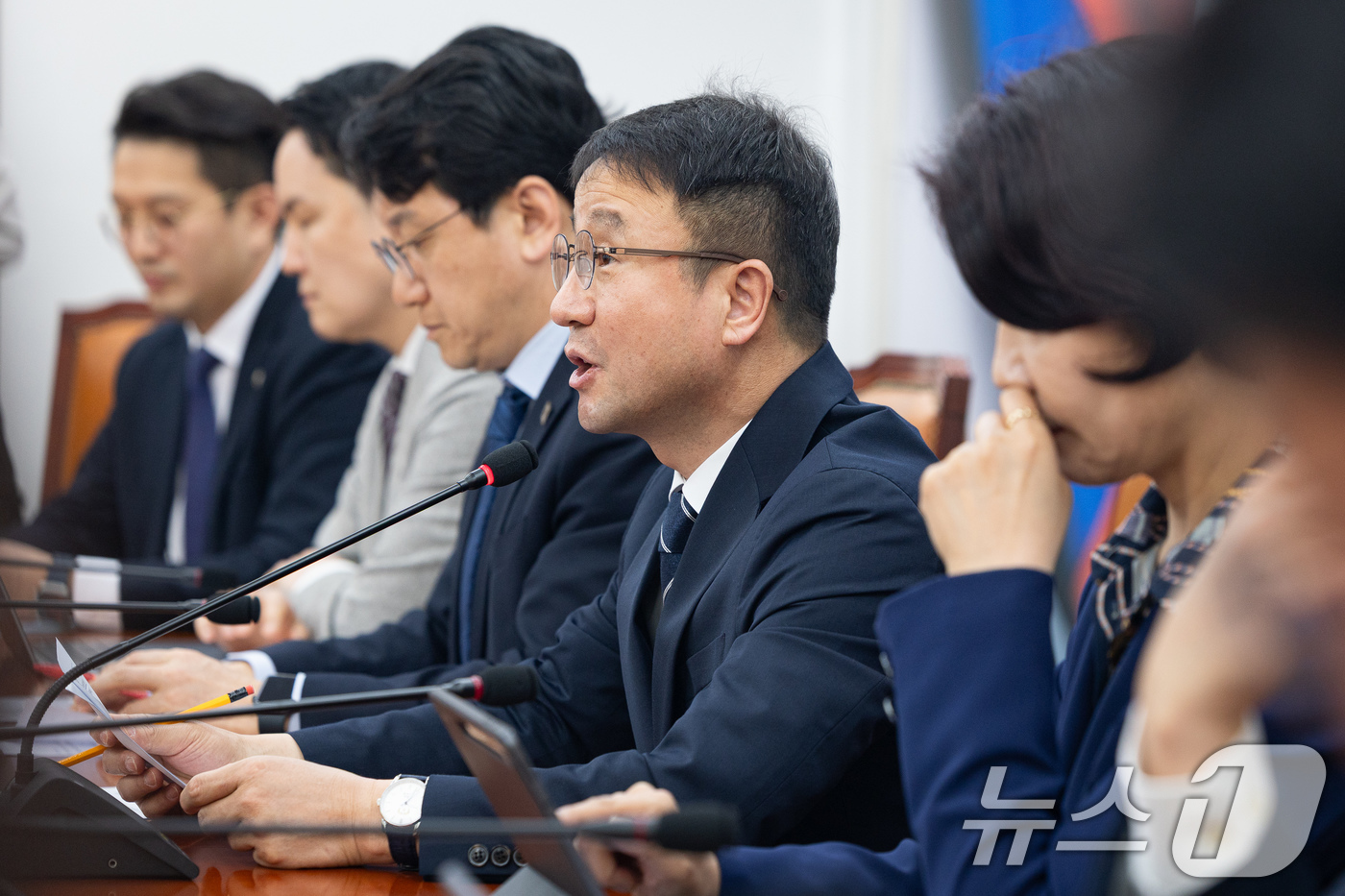 (서울=뉴스1) 유승관 기자 = 한병도 더불어민주당 원내대표가 31일 서울 여의도 국회에서 열린 원내대책회의에서 모두 발언을 하고 있다. 2026.3.31/뉴스1