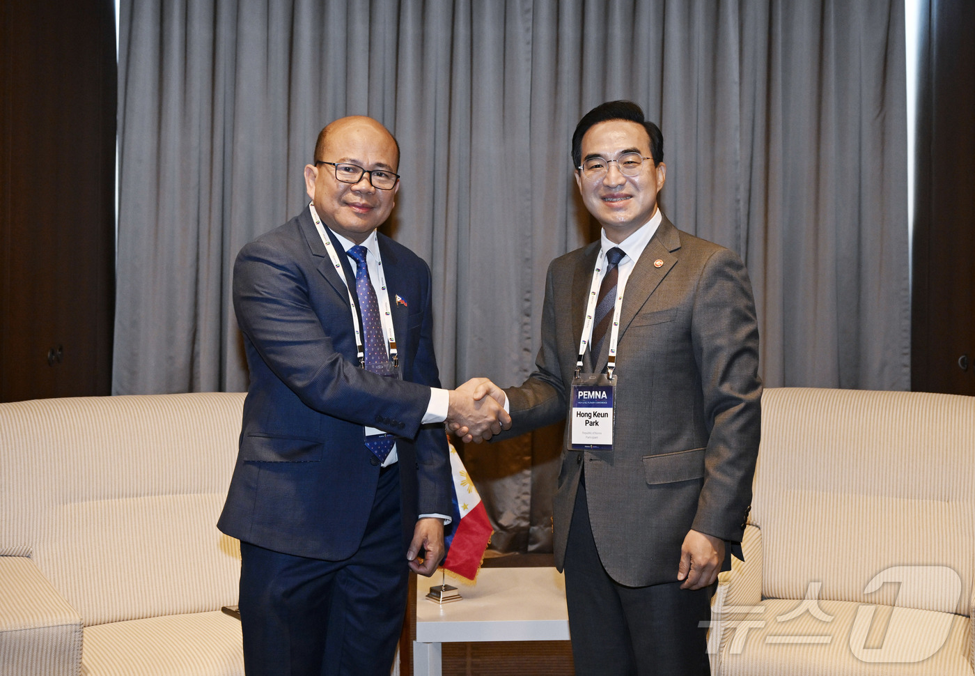 (서울=뉴스1) = 박홍근 기획예산처 장관이 31일 오전 서울 중구 신라호텔에서 롤란도 톨레도 필리핀 예산관리부 장관과 기념촬영을 하고 있다. (기획예산처 제공. 재판매 및 DB …